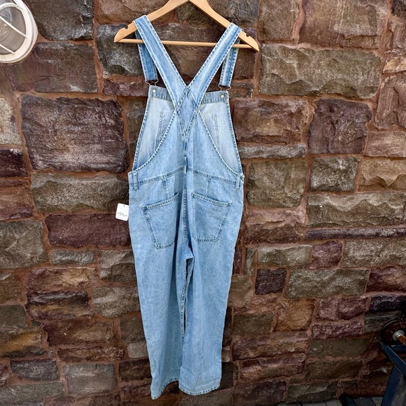 FREE PEOPLE  WE THE FREE  LT WASH BLEU MOON  SLOUCHY ZIGGY DENIM OVERALLS NWT M - Picture 2 of 7